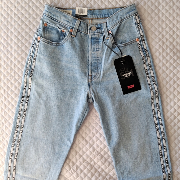 Levi's 501 Light Wash Crop Jeans Logo Tape - Picture 2 of 7